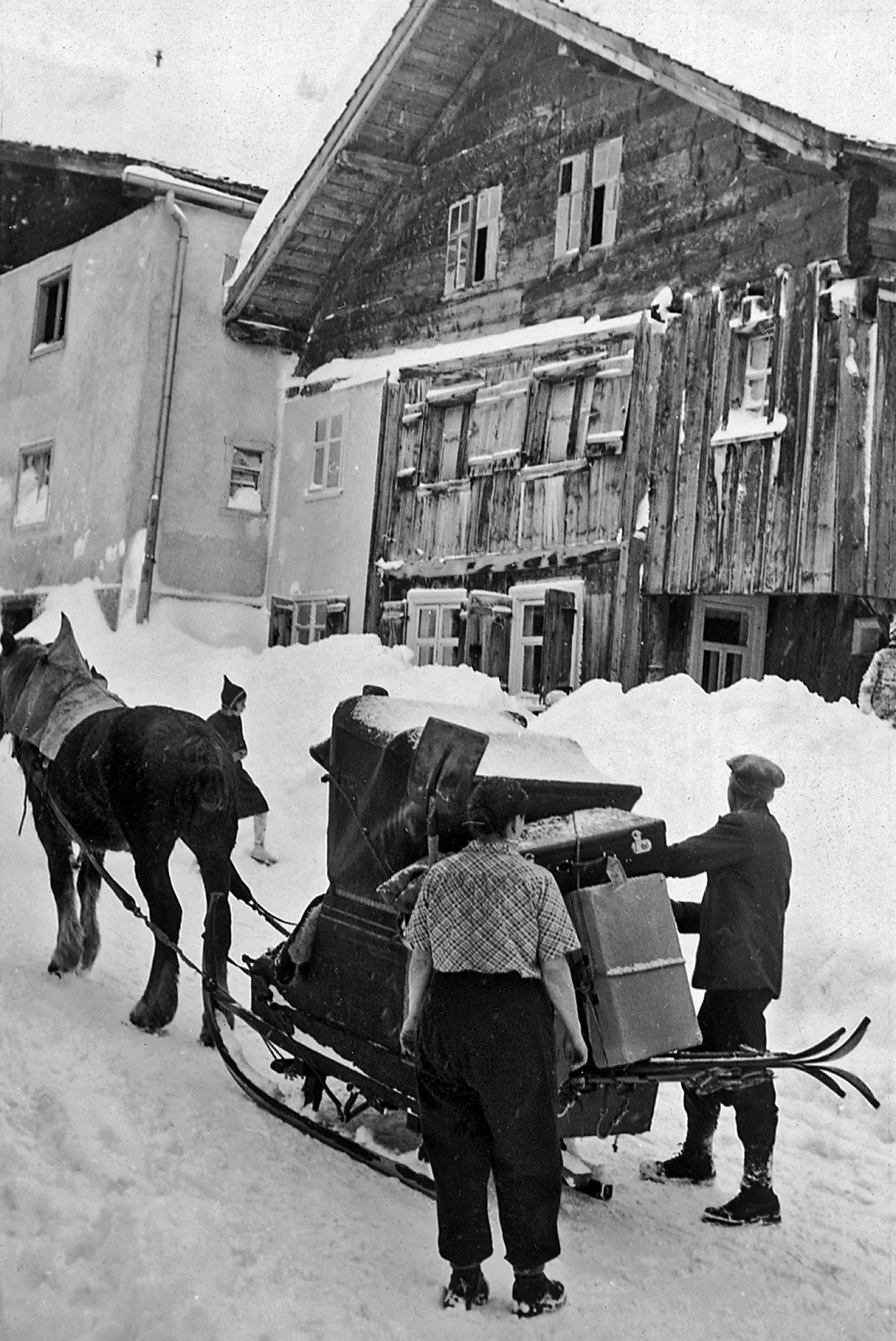The Mondschein hotel shuttle outside the Ski Hotel in Stuben am Arlberg
