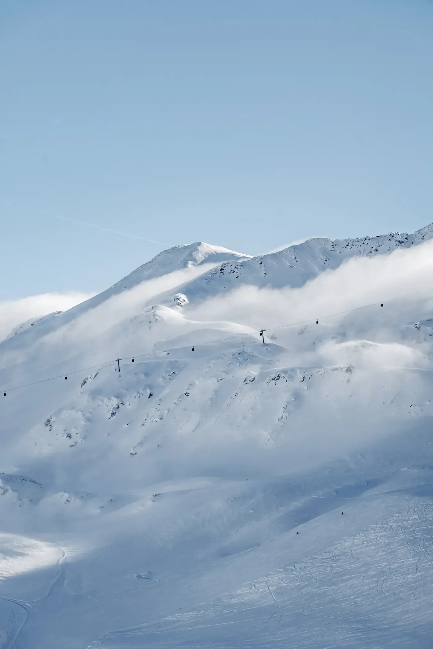 Besneeuwde pistes en kabelbanen in Ski Arlberg
