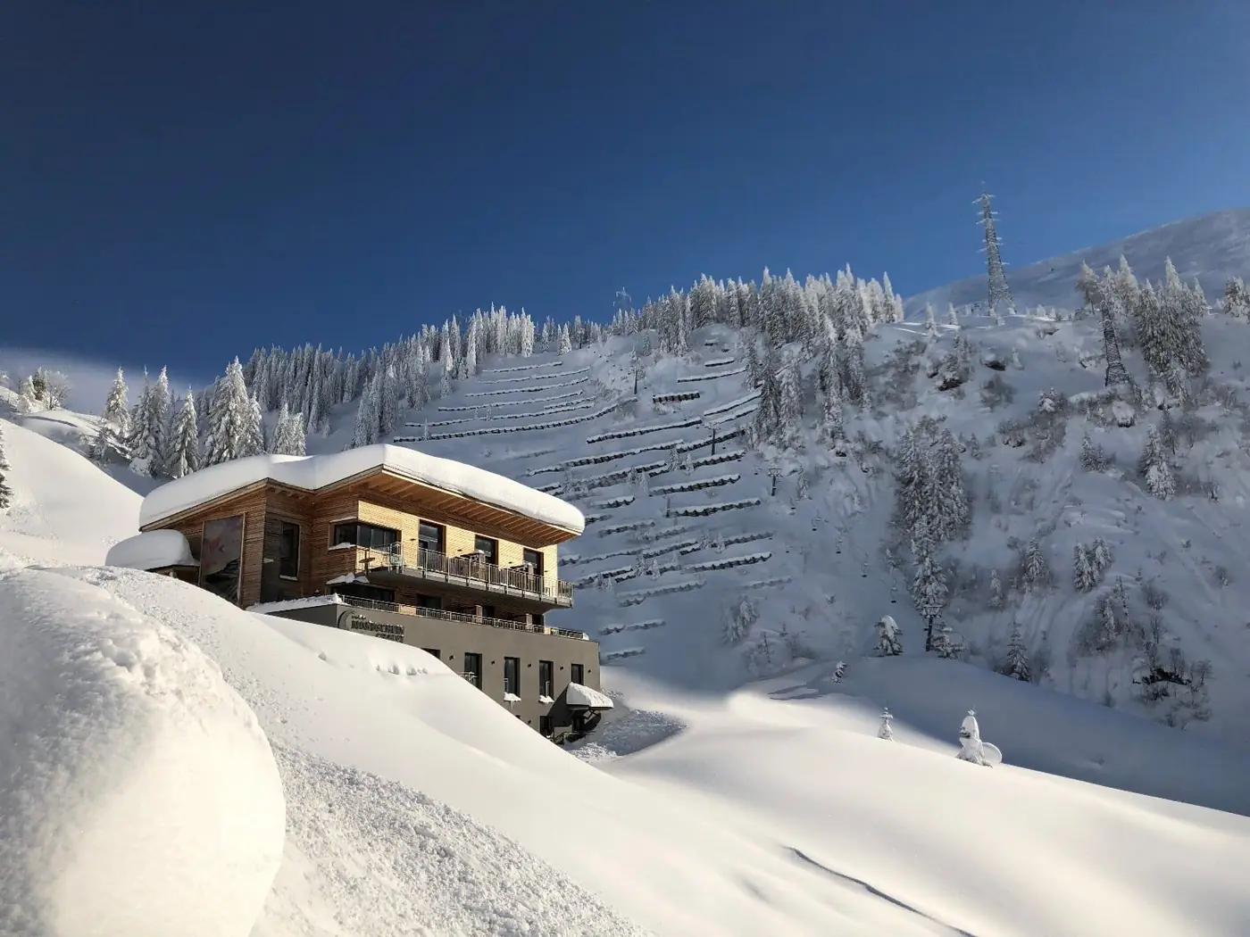 Mondschein Chalet boven het dorp Stuben, diep ingesneeuwd