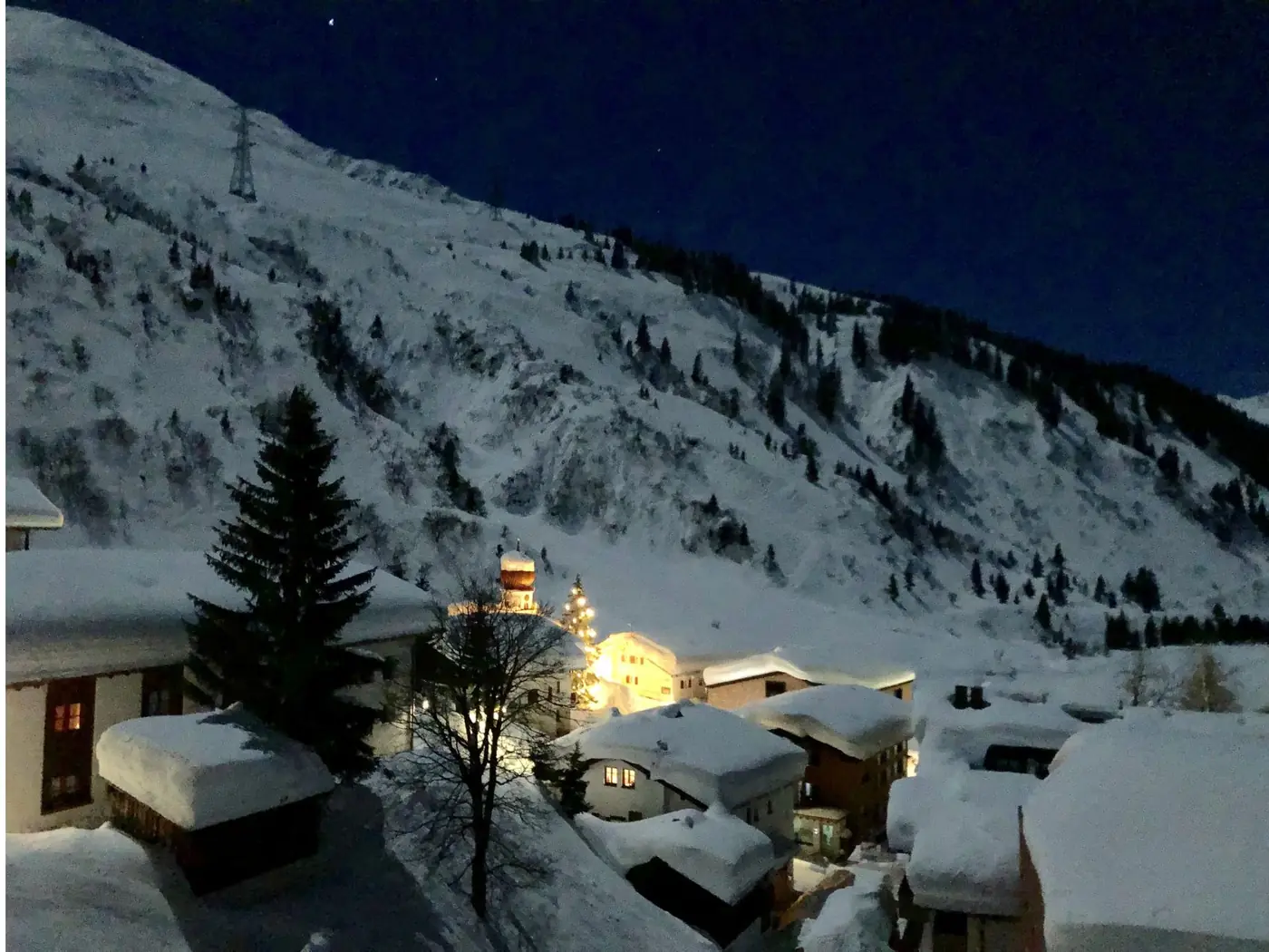 How Small Ski Chalets Offer the Right Cozy Winter Retreat