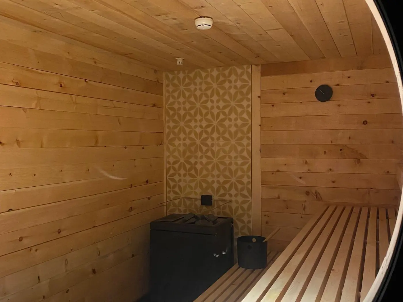 How a Private Hot Tub Under the Stars Makes Your Alpine Stay Memorable