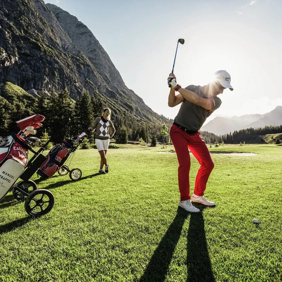 Golfers op een alpiene golfbaan bij Lech am Arlberg
