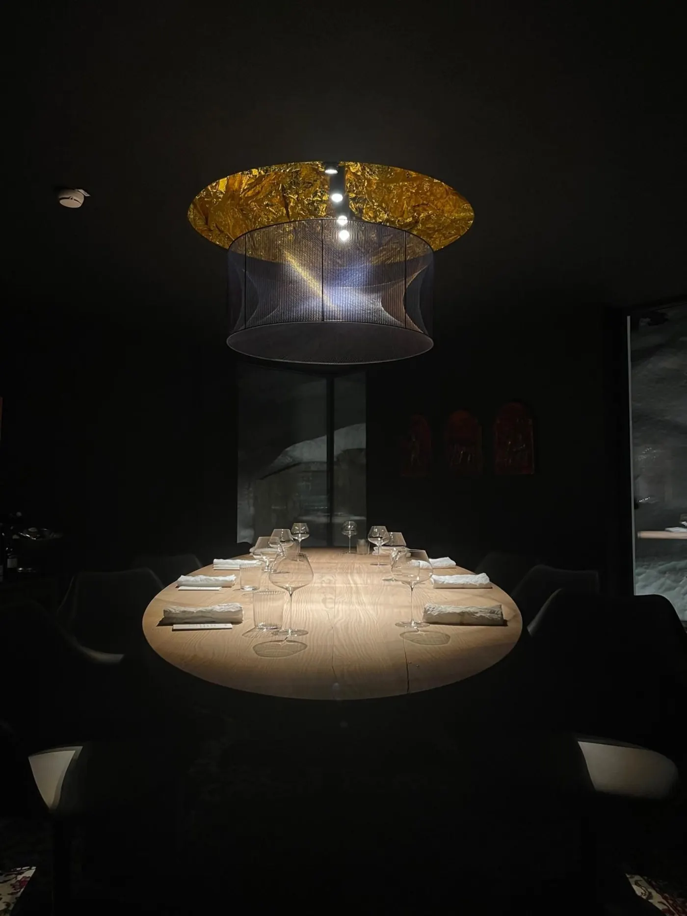 Der Chef's Table, gedeckt für acht Gäste