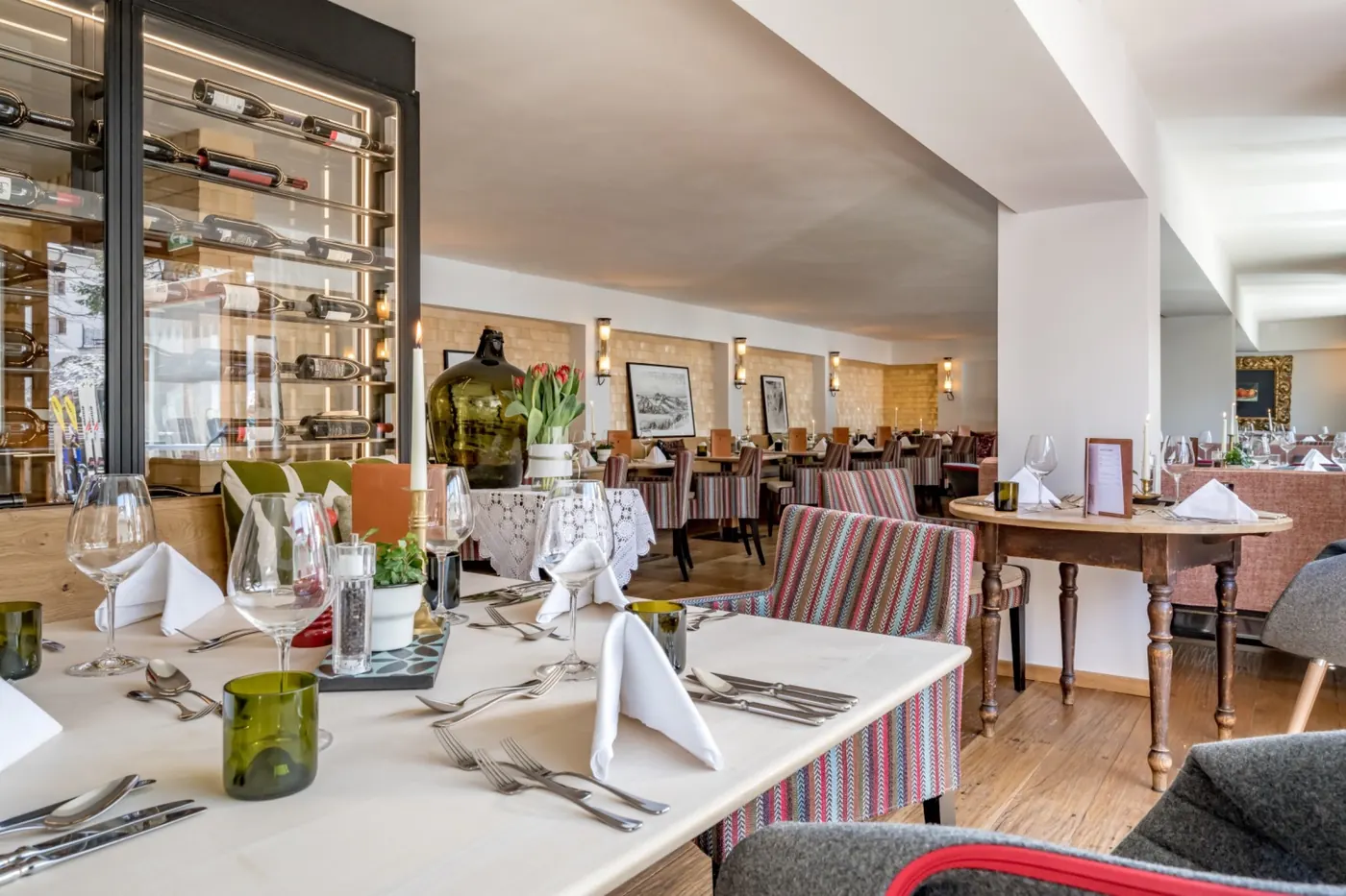 Der helle Speisesaal des Panoramarestaurants