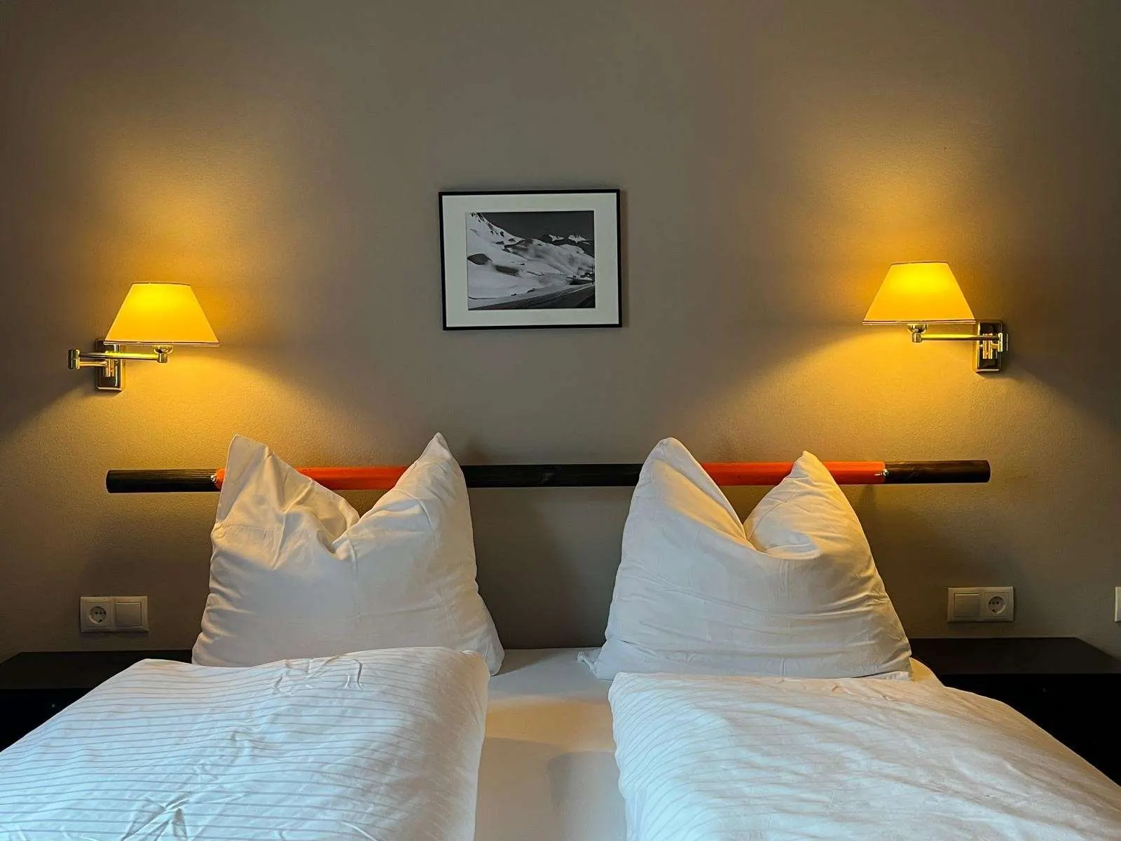 Albona Nest: double bed with two reading lamps