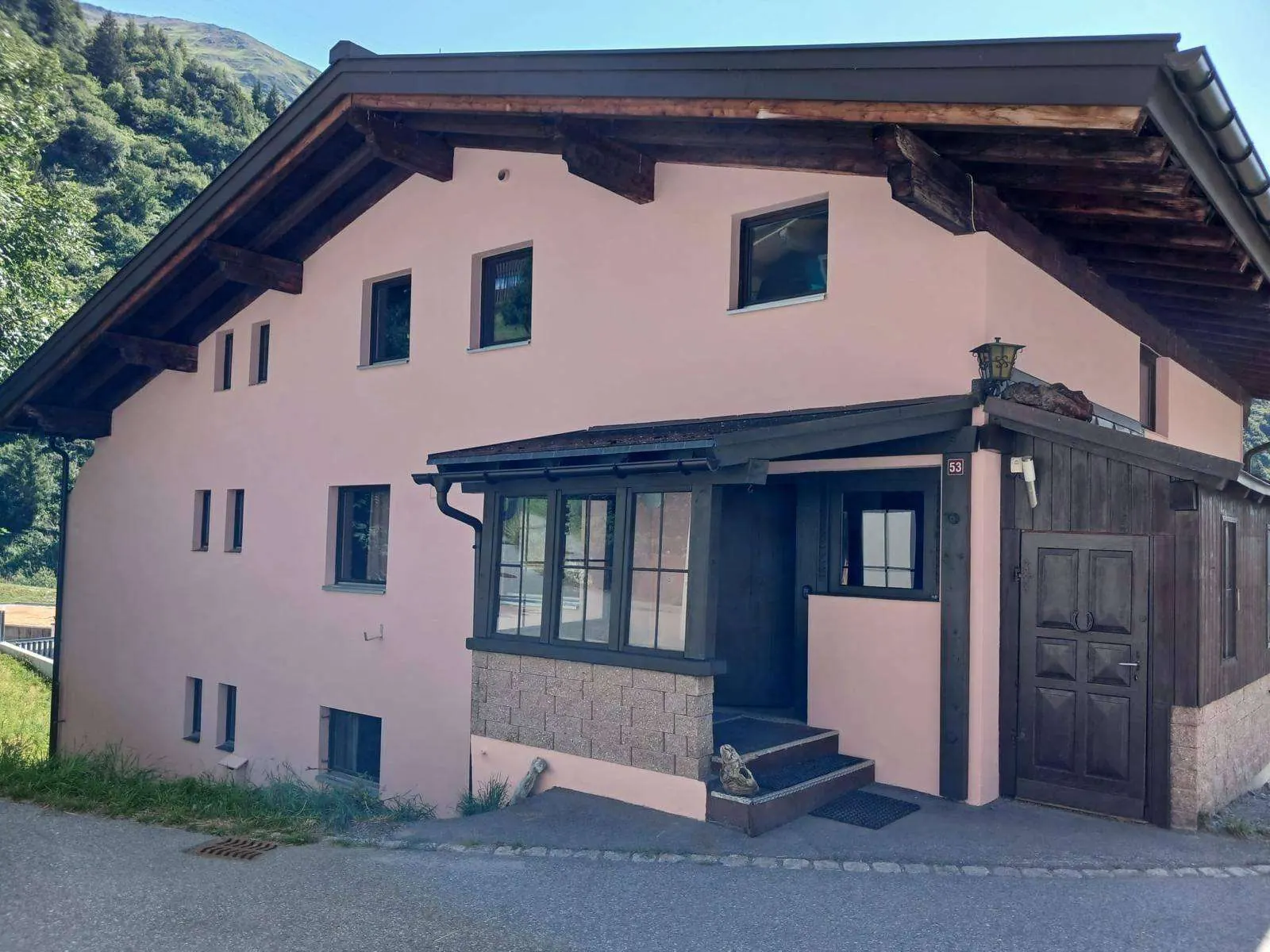 Entrance of the Arlberg Motel in summer
