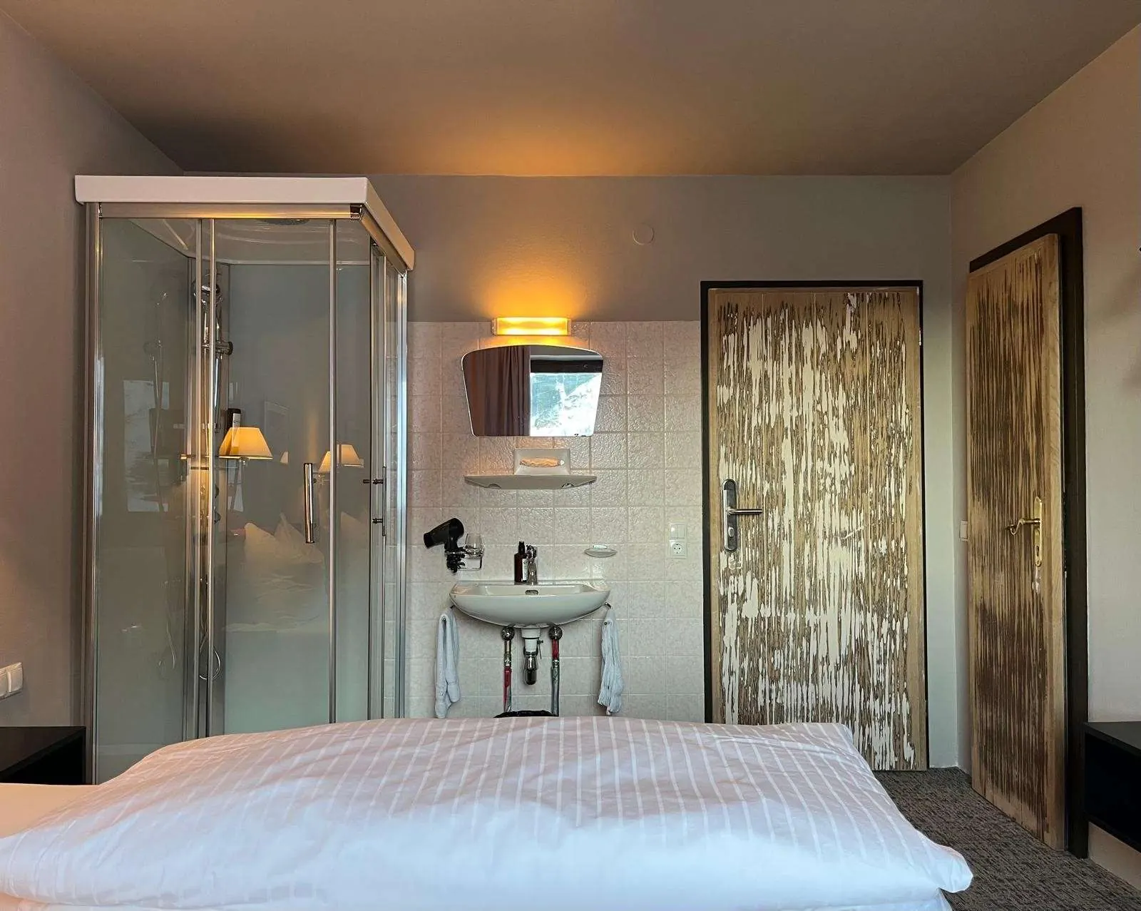 Albona Nest: shower and washbasin next to the bed