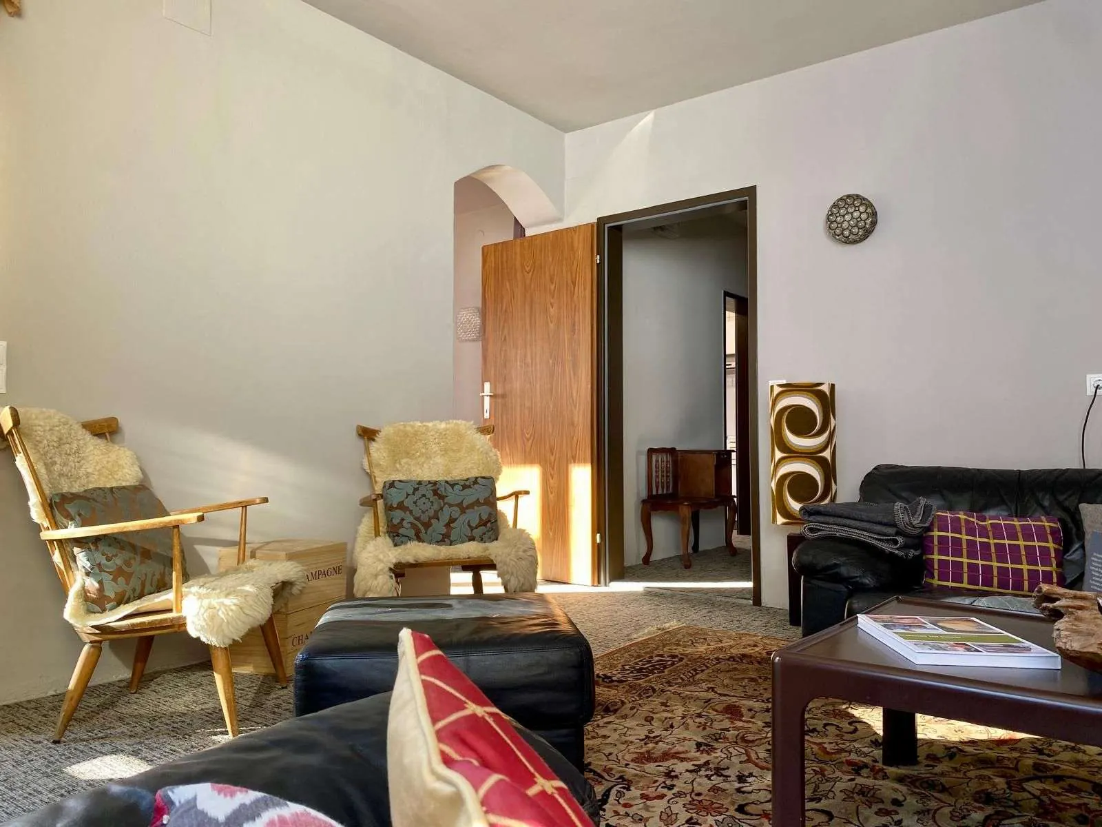 Apartment: living room with armchairs, sofa and rug