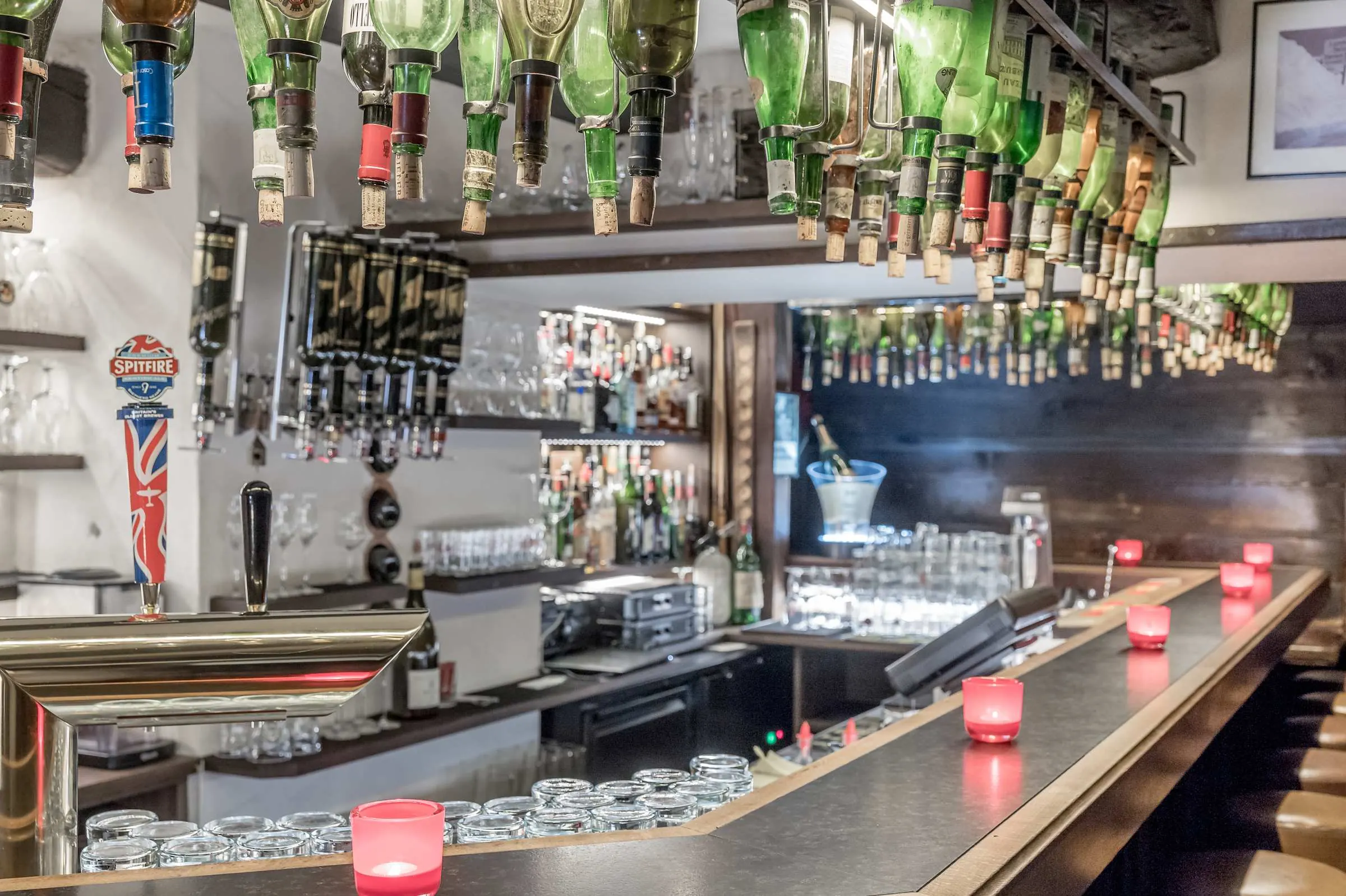 De Mondschein Bar met flessen tot aan het plafond