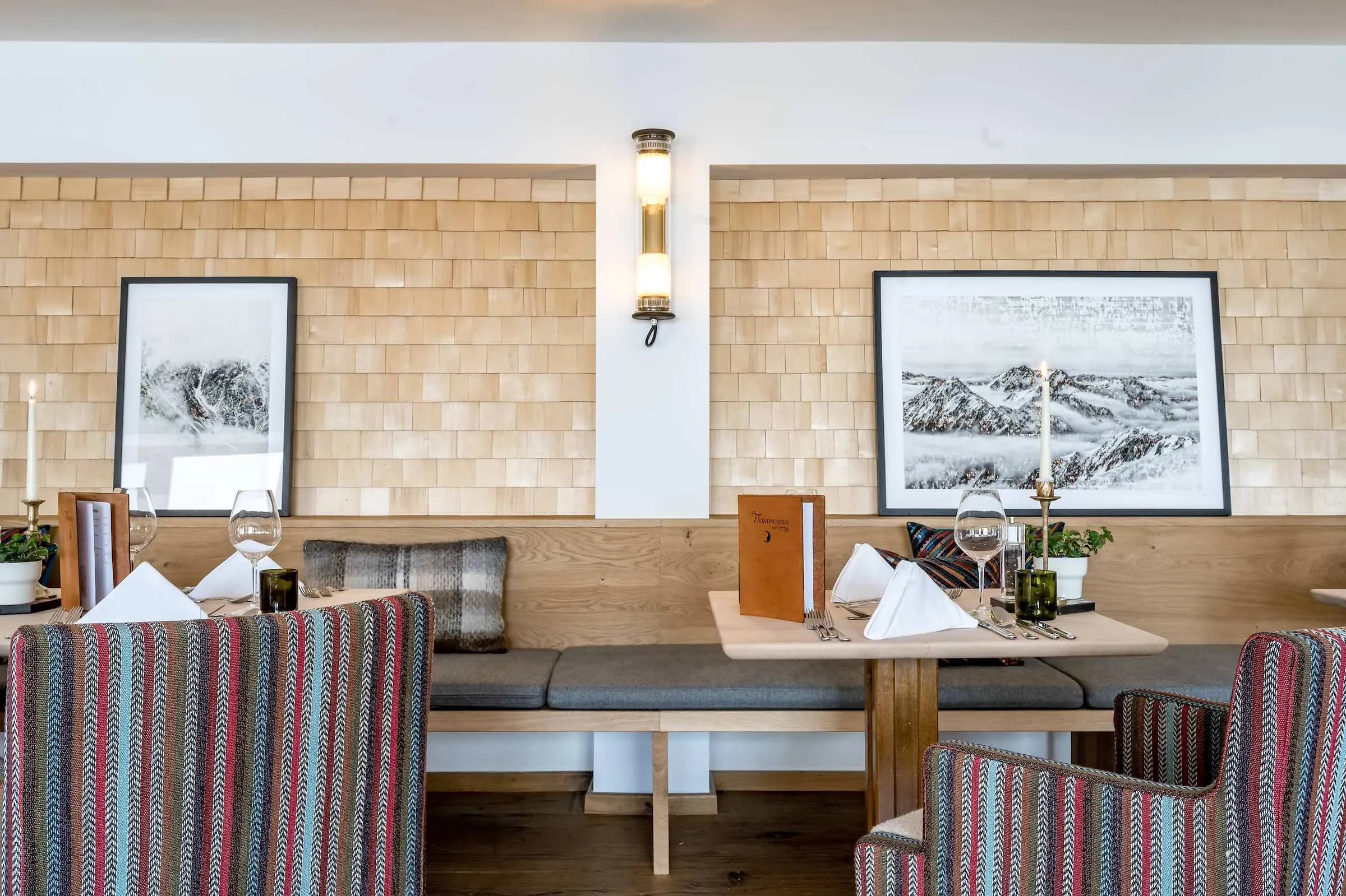 Gedekte tafels in het Panoramarestaurant met bergfoto's