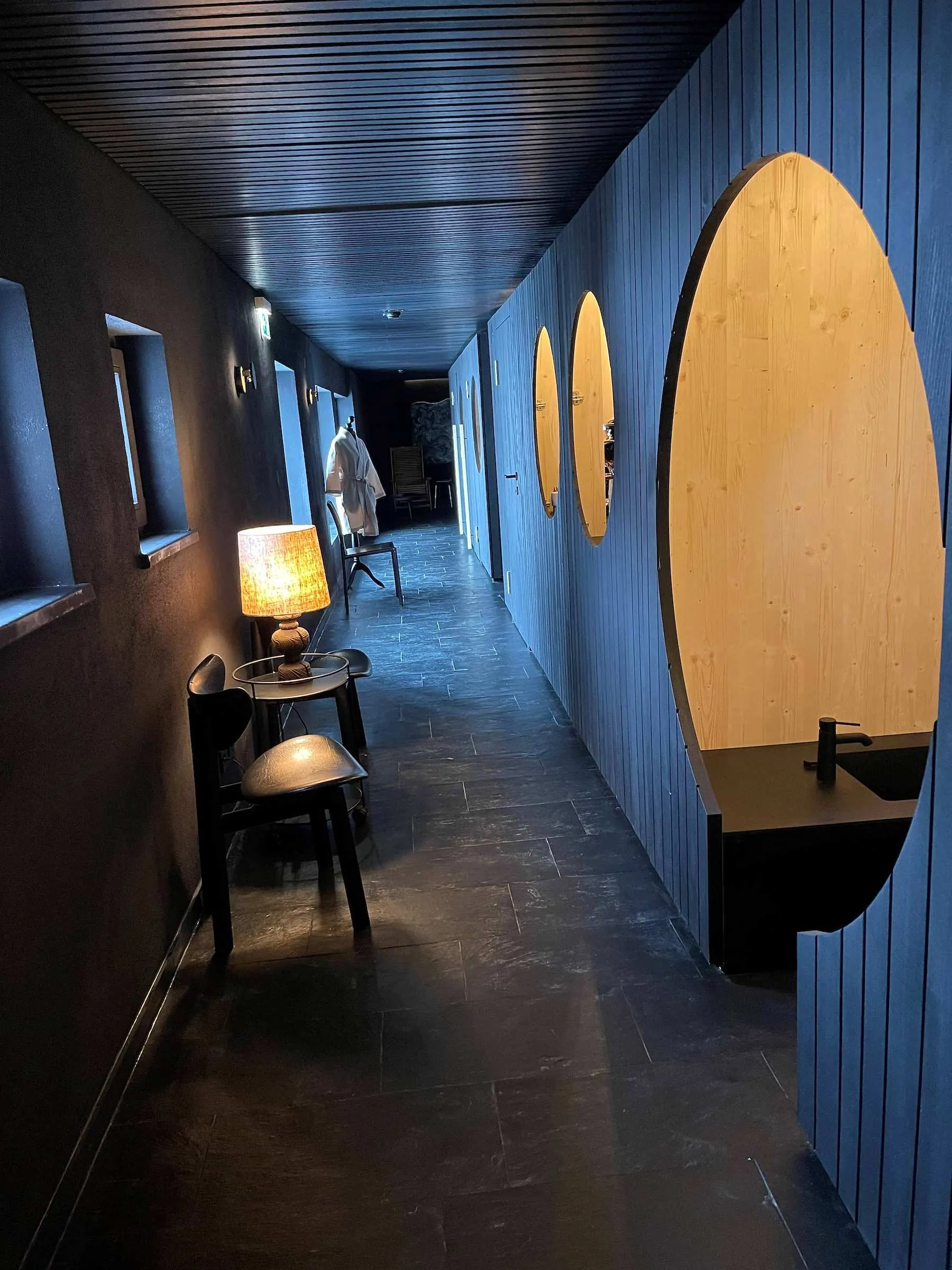 De gang naar de sauna's met ronde vensters
