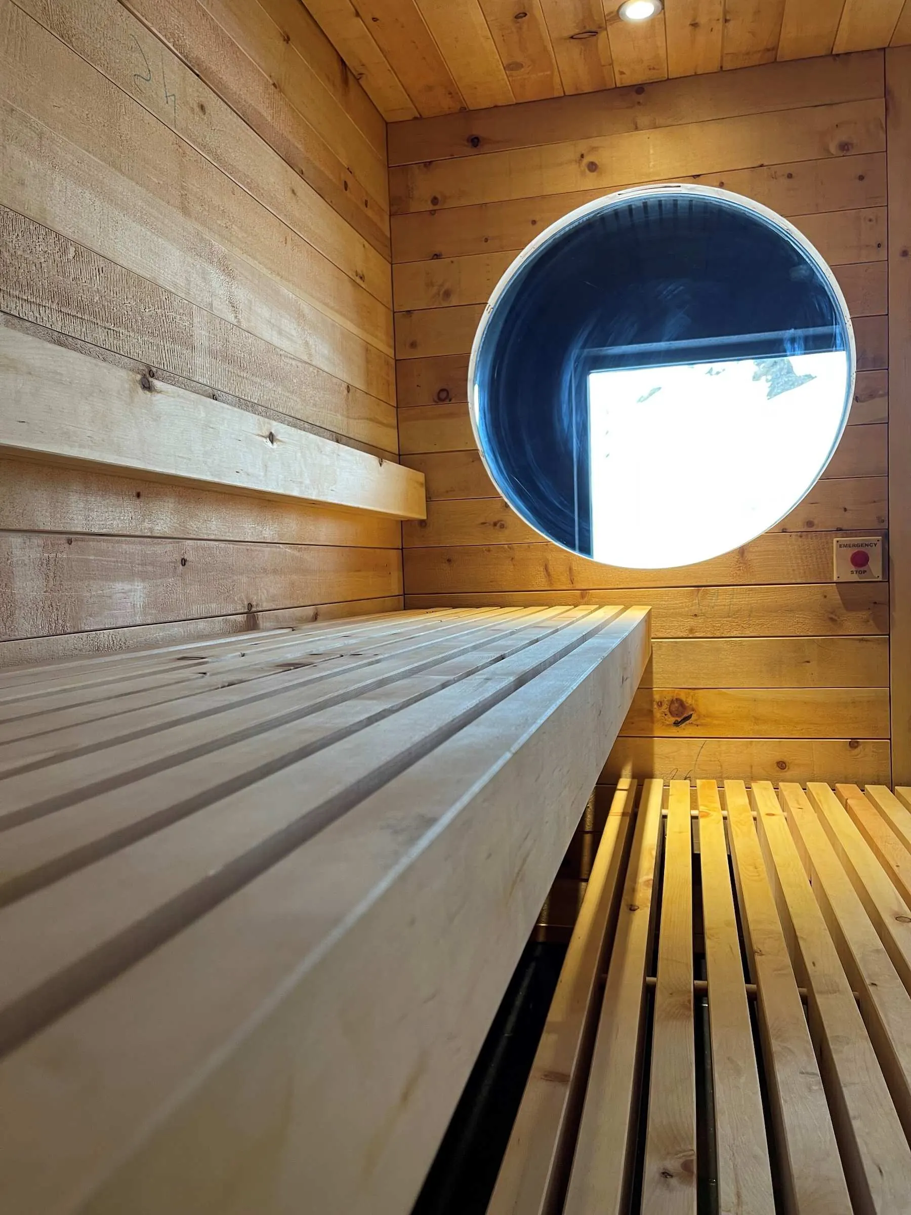 De zirbenhoutsauna met rond venster