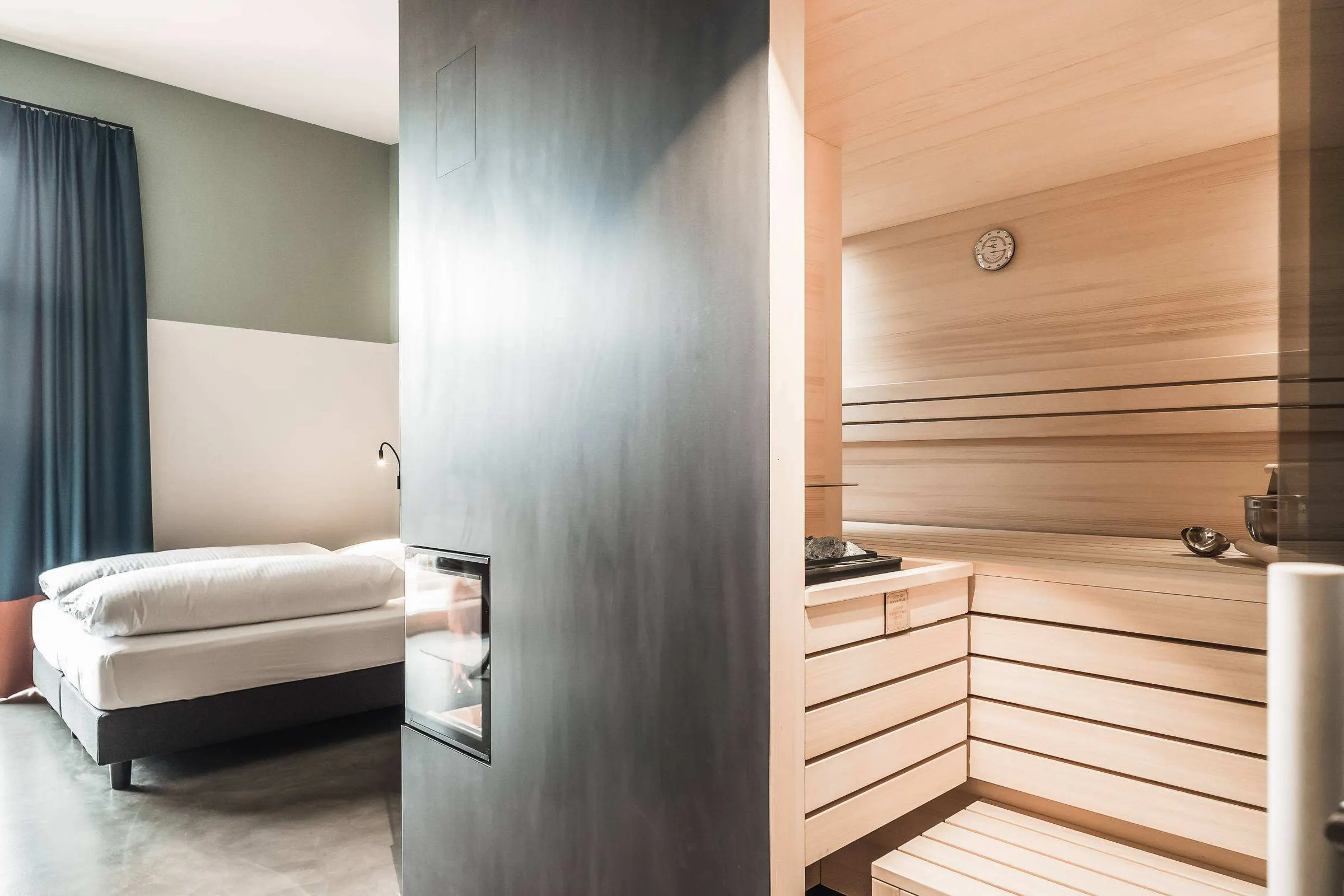 Spa suite with its own sauna next to the bed
