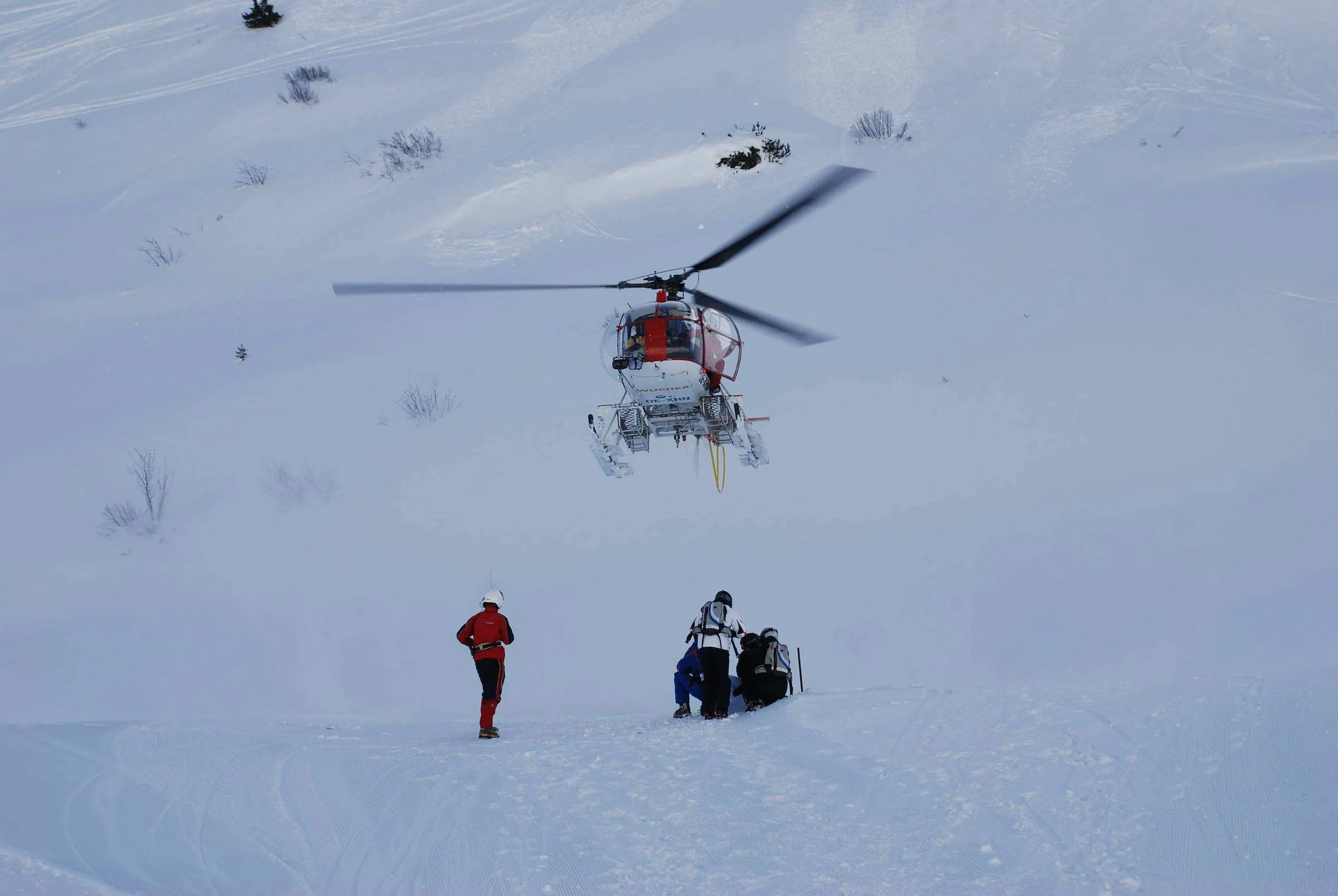 Helikopter landt bij twee skiërs