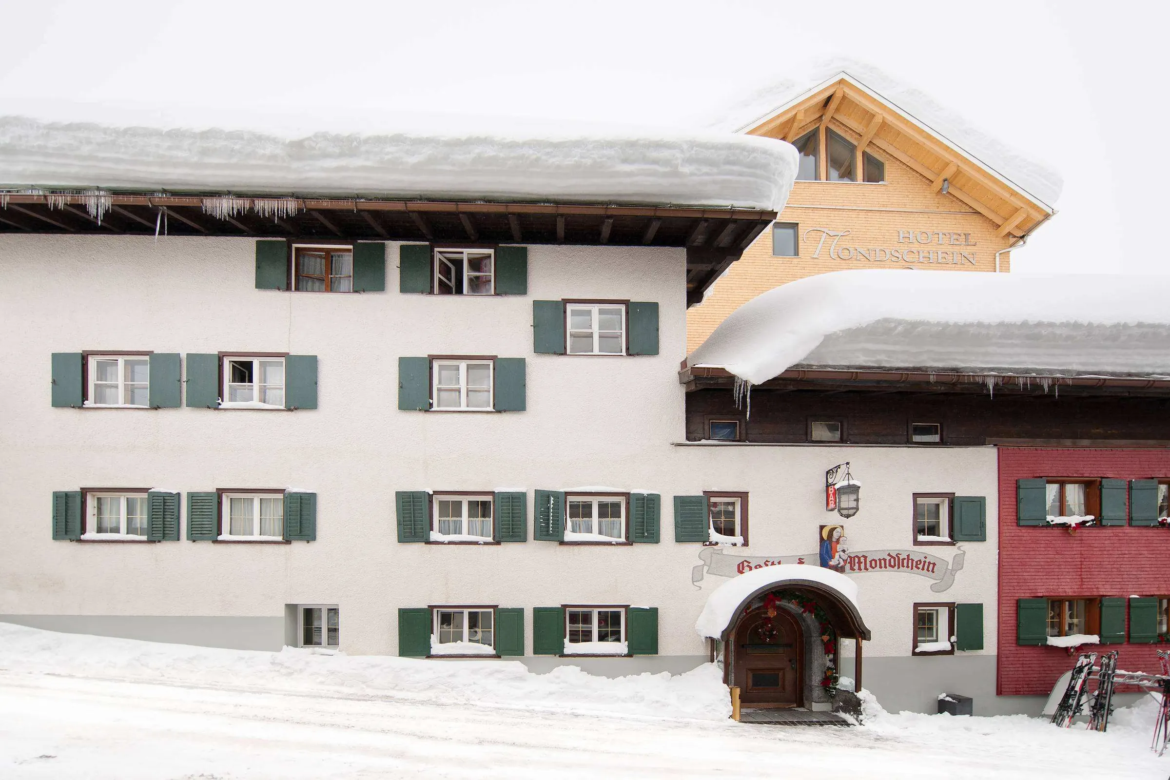The full facade of the Ski Hotel Mondschein in winter