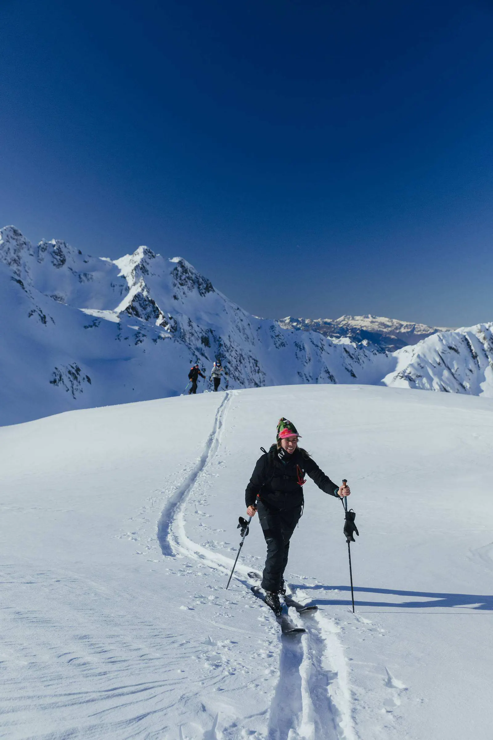 Toerskiër komt in het spoor naar de camera toe