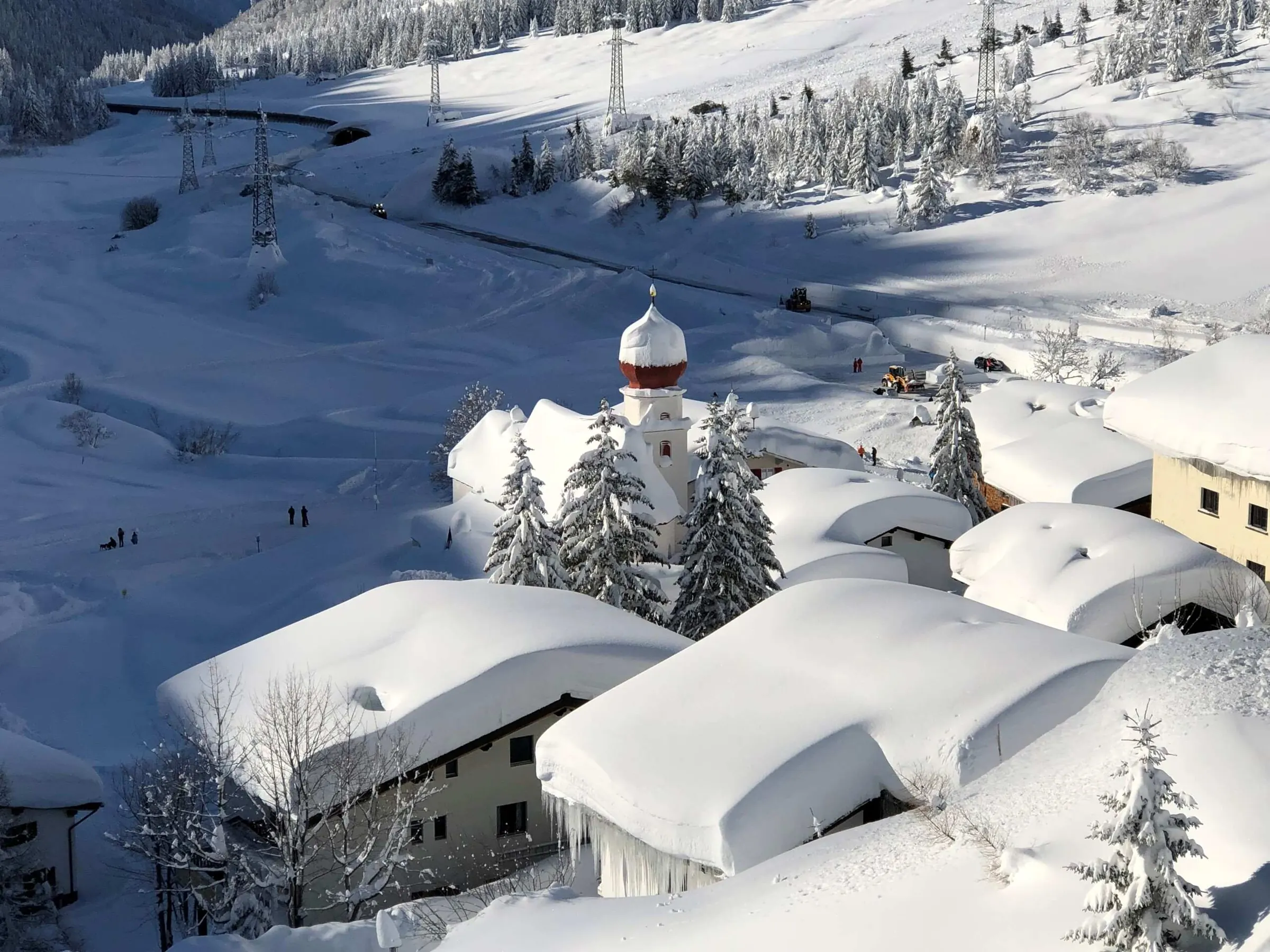 Stuben von oben nach Neuschnee, Kirchturm und verschneite Dächer