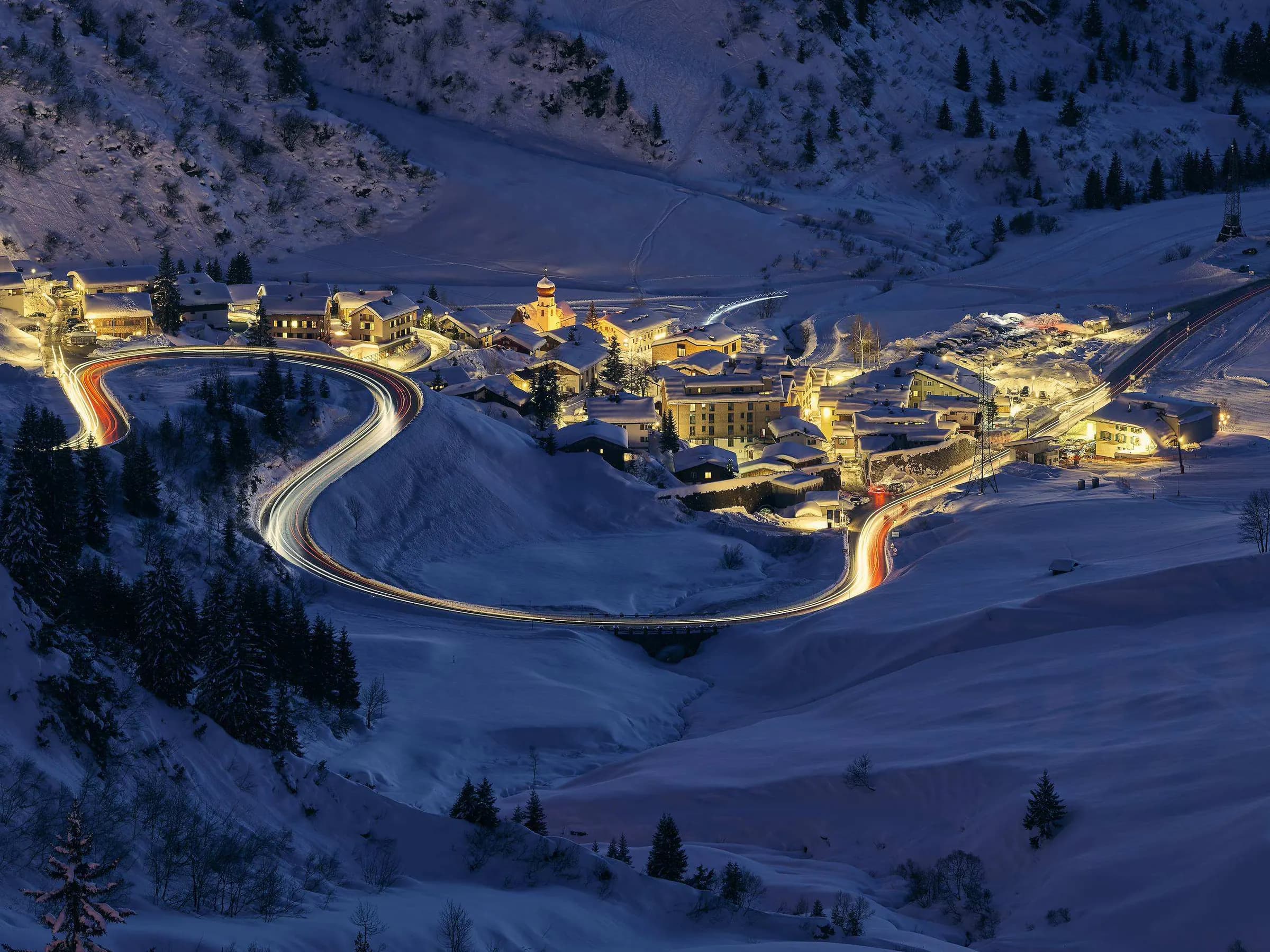 Stuben am Arlberg bei Nacht, die beleuchtete Passstraße in Kehren