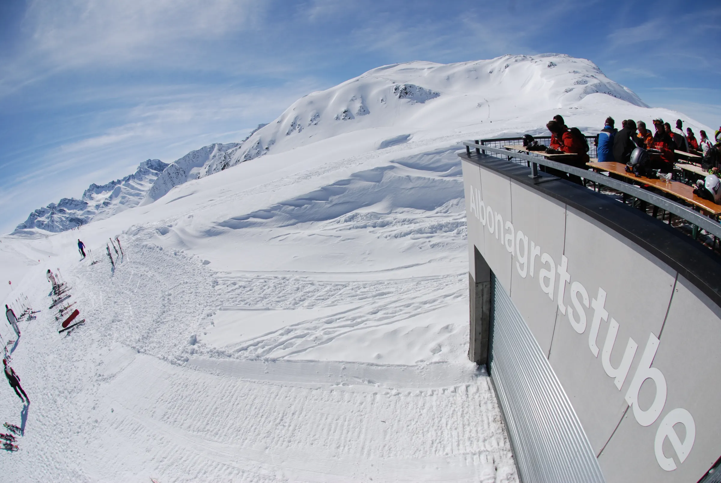 Zonneterras van de Albonagratstube boven de pistes