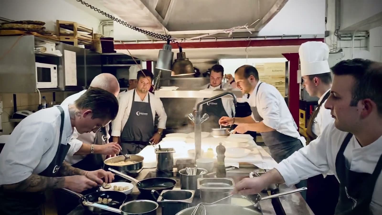 Koks aan het werk in de keuken tijdens de Chef's Night