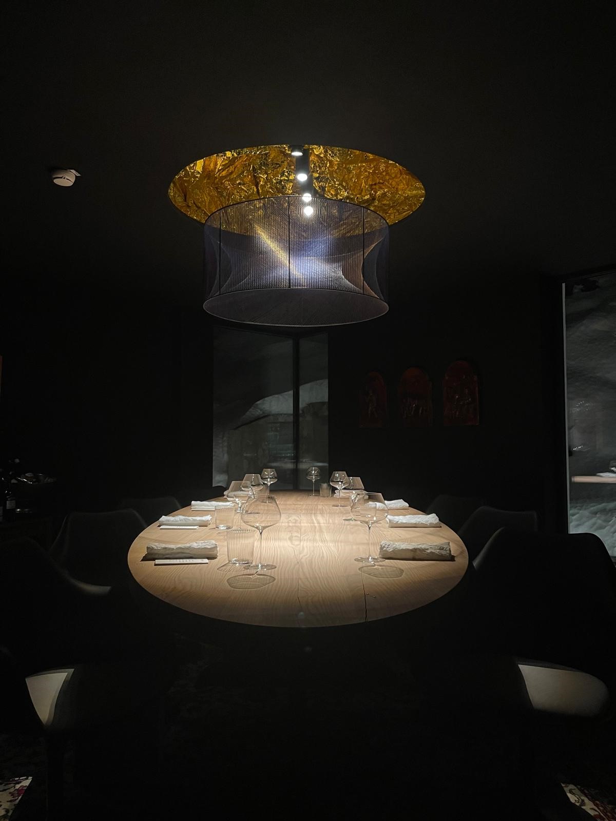 Elegant Chef’s Table with dim lighting, set for a fine dining experience at Ski-Hotel Mondschein in Stuben am Arlberg