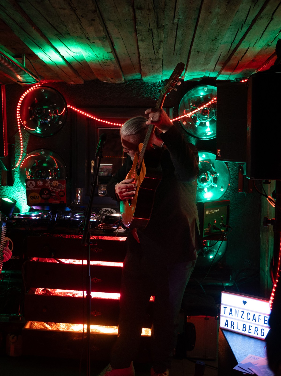 Live music performance by Georgji & Friends with guitar and accordion at Tanzcafé Arlberg in the Mondschein Club at Ski-Hotel Mondschein