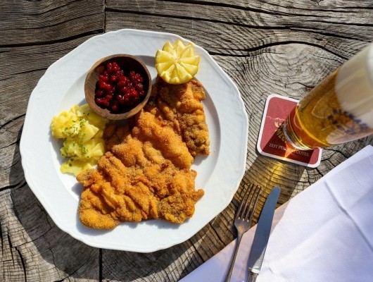 Wiener Schnitzel Mit Kartoffelsalat Und Preiselbeeren 400px