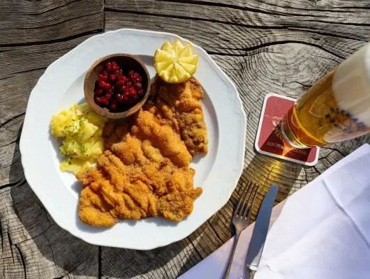 Wiener Schnitzel Mit Kartoffelsalat Und Preiselbeeren 400px